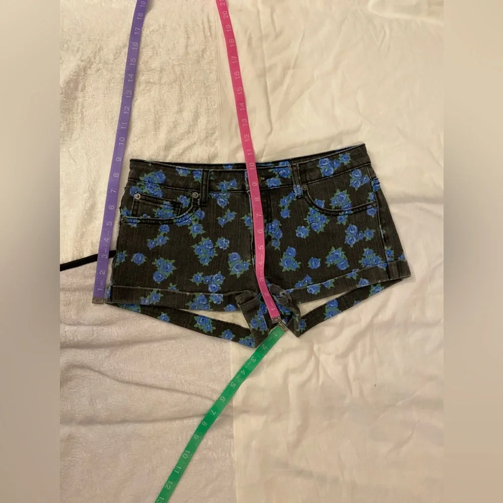 Forever 21 Women 27 Blue Flowers Floral Denim Black Short Shorts Low-Rise Cuffed - Picture 6 of 7